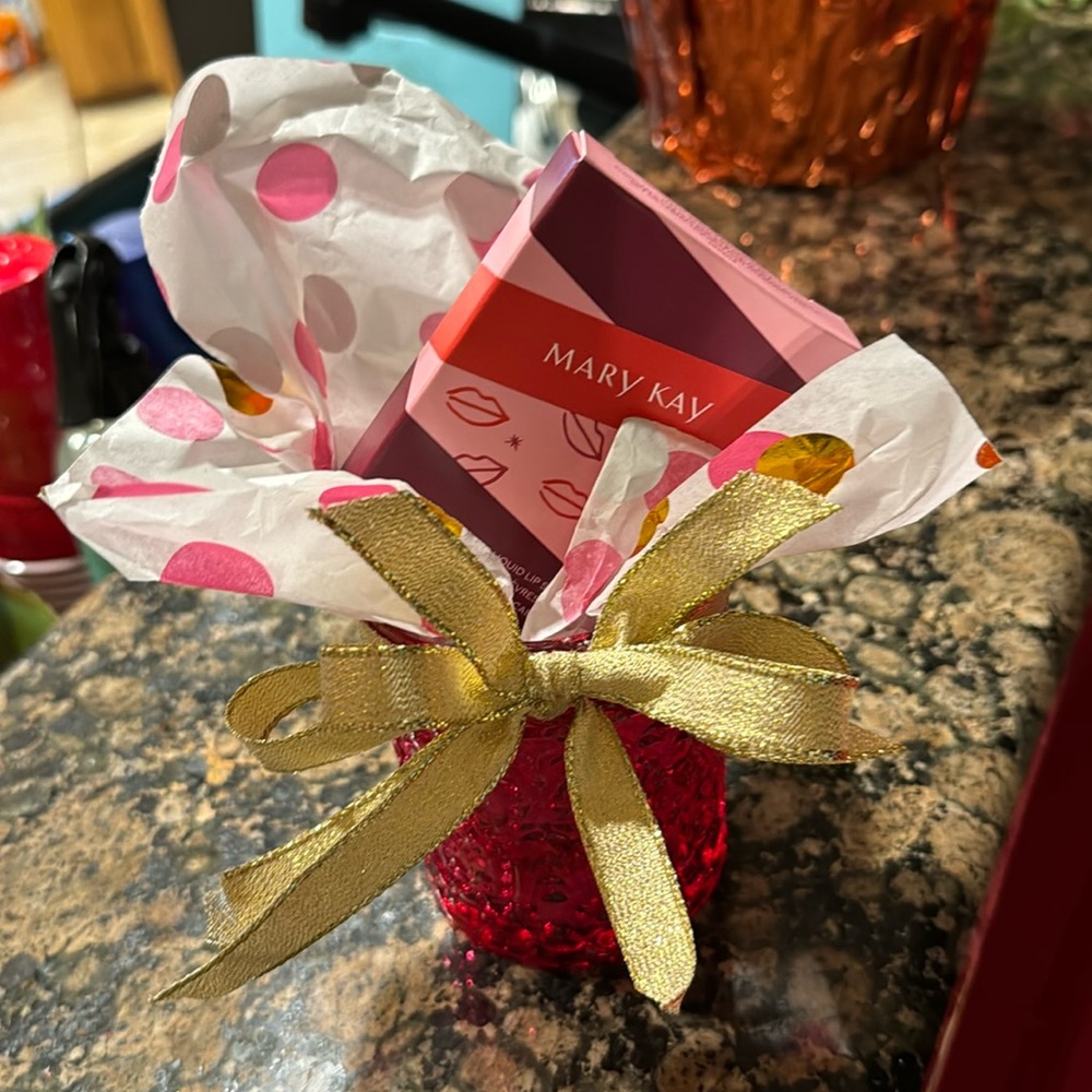 Mary Kay Vinyl Shine Liquid Lip Set in hot pink crystal container